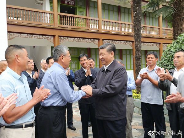 習(xí)近平在河南考察 引起當(dāng)?shù)馗刹咳罕姛崃曳错? class=